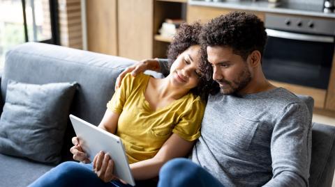 Un couple devant un ordinateur