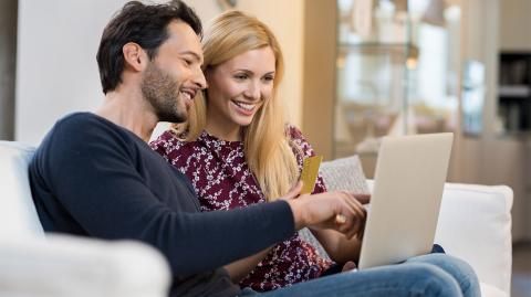 Un couple devant un ordinateur