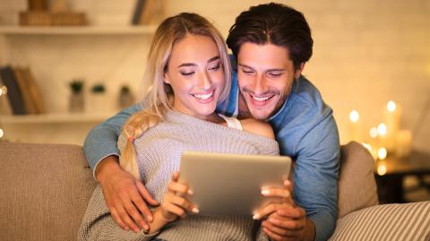 Un couple devant un ordinateur