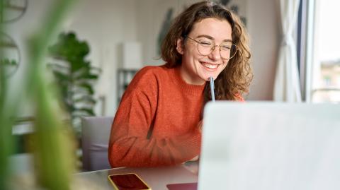 Une femme devant son ordinateur