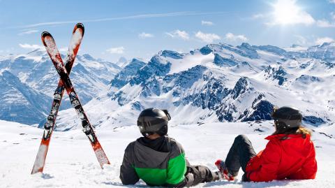 Un couple qui fait du ski