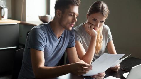 Un couple devant un ordinateur