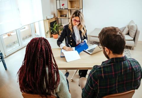 Les critères des banques à connaître pour accroître vos chances d’obtenir un prêt immobilier. © StefaNikolic - Getty Images