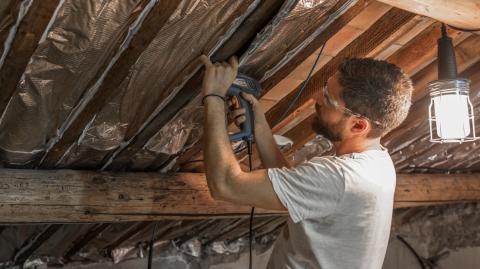 L'isolation des combles perdus vous permet de rendre votre logement plus performant énergétiquement. © Media Raw Stock - Getty images