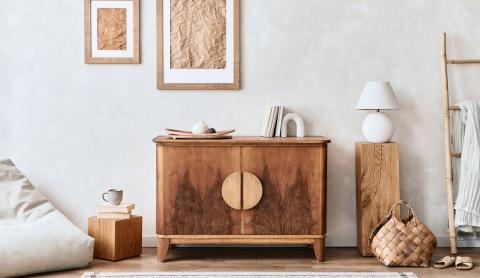 espace cosy et minimaliste avec meuble en bois et pouf blanc