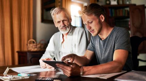 Il est possible de louer un logement à son enfant à condition de fixer un loyer cohérent par rapport au marché immobilier du secteur. © PeopleImages - Getty images