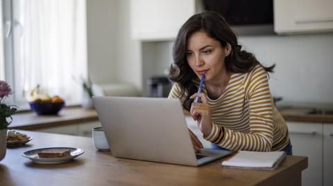 Le printemps demeure la saison idéale pour trouver un logement avec une offre qui s'étoffe et une concurrence moins rude. © damircudic - Getty images