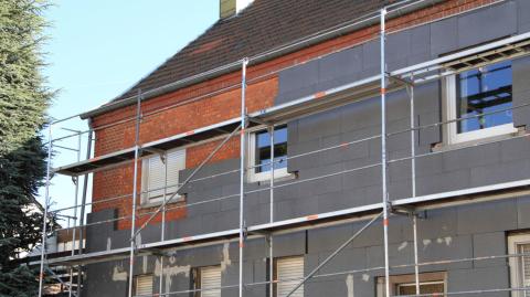 L'aide Ma Prime Logement Décent peut accorder jusqu'à 70 000 € aux revenus modestes et très modestes pour des travaux d'ampleur. © Mark Hochleitner - Getty images