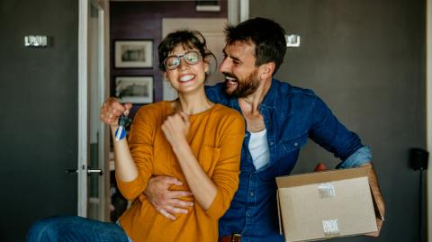 Couple, une femme et un homme, heureux (sourire aux lèvres)