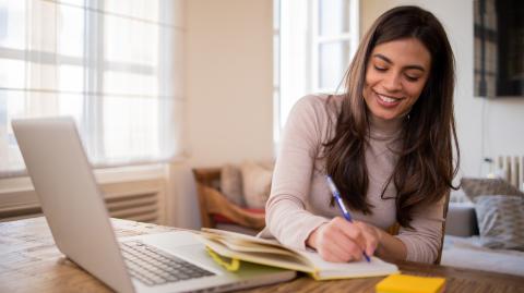 Femme devant un ordinateur dans son appartement