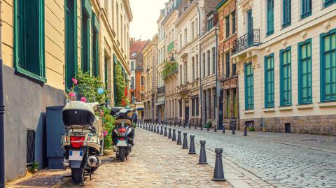 rue vieux Lille avec scooter en premier plan