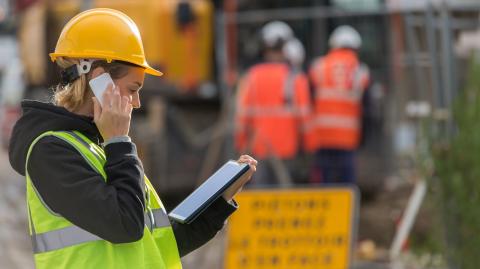 femme sur un chantier