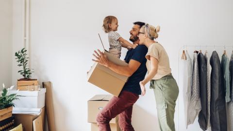 Un père et une mère avec leur petite fille 