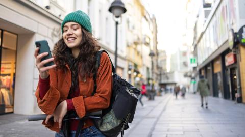 jeune femme dans la rue sur son téléphone