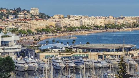 Dans le classement des rues les plus chères, Cannes arrive après la capitale avec son Boulevard de la Croisette. © StockByM - Getty images