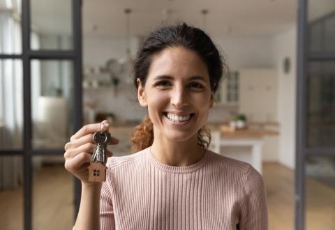 En France, il est toujours plus difficile d’accéder au logement quand on est une femme. © fizkes – Getty Images