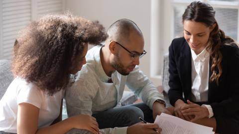 Le compromis de vente contient systématiquement des clauses suspensives qui permettent de le rompre, comme le refus de la banque d'accorder un prêt à l'acquéreur. © fizkes - Getty images