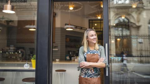 jeune femme devant sa boutique