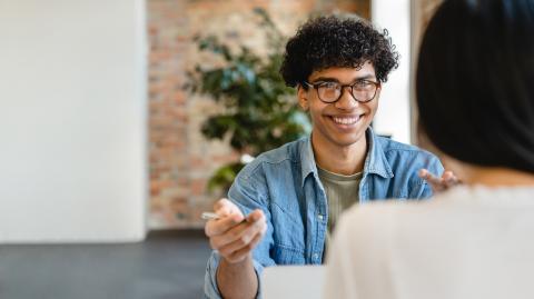 jeune étudiant qui sourit