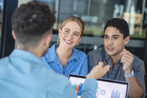 Un agent immobilier discute avec un couple