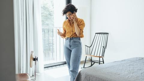 femme au téléphone dans une chambre