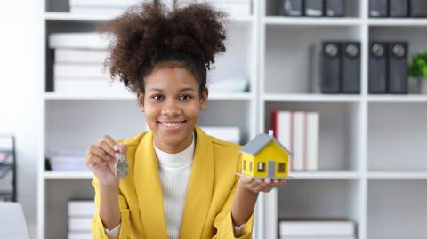 Il est possible d'actionner différents leviers pour diminuer le coût de son crédit immobilier en 2024. © Wasan Tita - Getty images