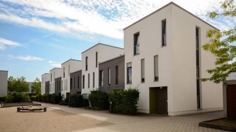 Les maisons doivent être construites à une distance minimale réglementaire pour éviter le vis-à-vis. © ah_fotobox - Getty images