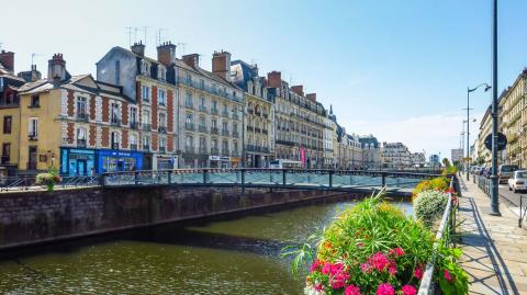 Les prix se stabilisent depuis le 1er mars 2024 à +0,1 % avec une baisse des prix de -3,2 % sur un an. © Kevin LEBRE - Getty images