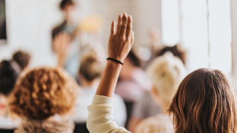 assemblée avec une main levée