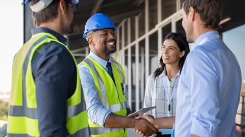 quatre personnes en réunion sur un chantier