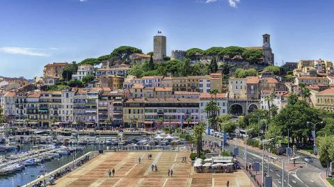 Cannes ne connaît pas la crise : ses prix immobiliers sont en augmentation et la ville abrite la 2e rue la plus chère de France, le Boulevard de la Croisette. © bwzenith - Getty images