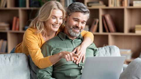 La première étape consiste à épargner au maximum afin de pouvoir investir sans emprunter. © Prostock-Studio - Getty images