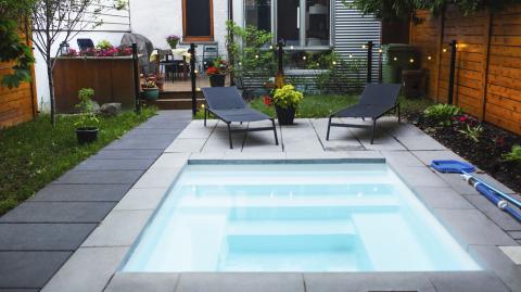 Mettez en place un contrat de location pour louer votre piscine privée, afin de formaliser votre accord avec le locataire. © Linda Raymond - Getty images