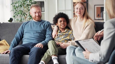 Il est possible d'intégrer un enfant mineur parmi les associés d'une SCI, en tenant compte de quelques particularités. © AnnaStills - Getty images