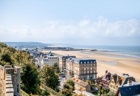 Longue de 600 kilomètres, la côte normande est pleine de charme. © RossHelen – Getty Images