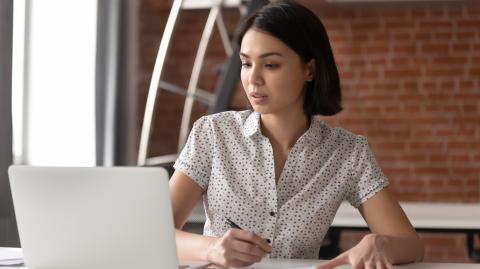 Femme en train de travailler devant son ordinateur