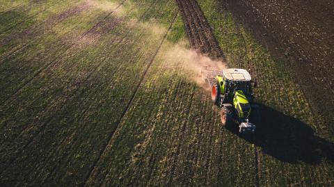 Tracteur sur terrain agricole