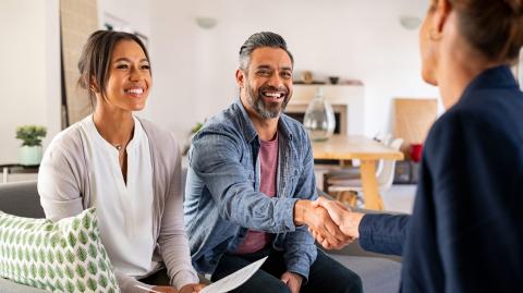 Il est essentiel de se sentir en phase avec l'agent immobilier et d'écouter son feeling. © Ridofranz - Getty images