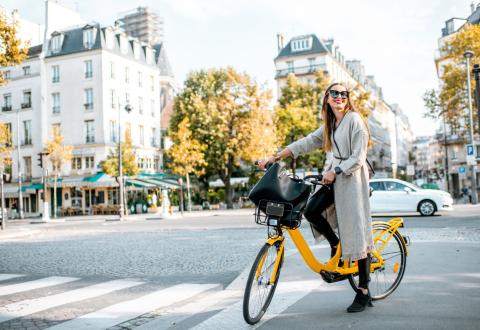Paris est la métropole française la plus « vélo-friendly », malgré une sécurité à revoir pour les cyclistes. © RossHelen – Getty Images