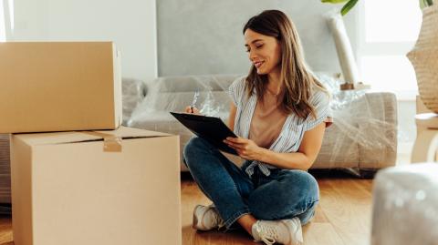 femme faisant l'inventaire post-déménagement