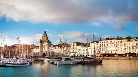 La Rochelle est riche de son patrimoine architectural et historique. © SerrNovik - Getty images