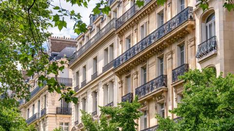 Le marché immobilier parisien est en perte de vitesse, avec des prix immobiliers en baisse. © HJBC - Getty images