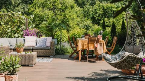 Terrasse ensoleillée bien décorée