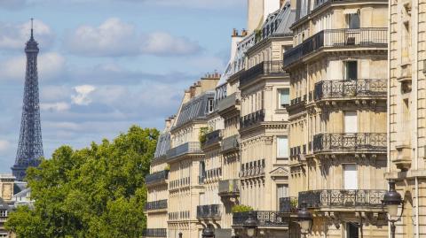 Immeubles parisiens avec vue sur la Tour Eiffel