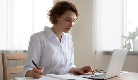 Une femme devant ordinateur qui se renseigne sur le PTZ