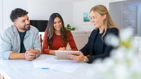 couple qui tente de vendre leur logement