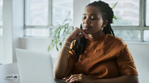 La situation financière, vos objectifs à long terme, votre stabilité personnelle et la solidité de votre relation sont des facteurs qui influenceront votre décision finale.. © Delmaine Donson - Getty images