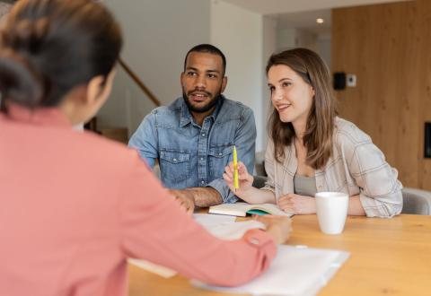 Vous pouvez souscrire votre assurance emprunteur dans l’établissement de votre choix. © Mr Vito - Getty Images