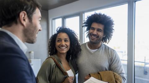 Selon les notaires, il est préférable d'être mariés ou à minima pacsés pour acheter un bien immobilier à deux. © Mindful Media - Getty images