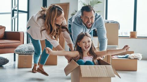 Il est important de parler avec vos enfants du déménagement et de les impliquer dans ce grand projet. © g-stockstudio - Getty images